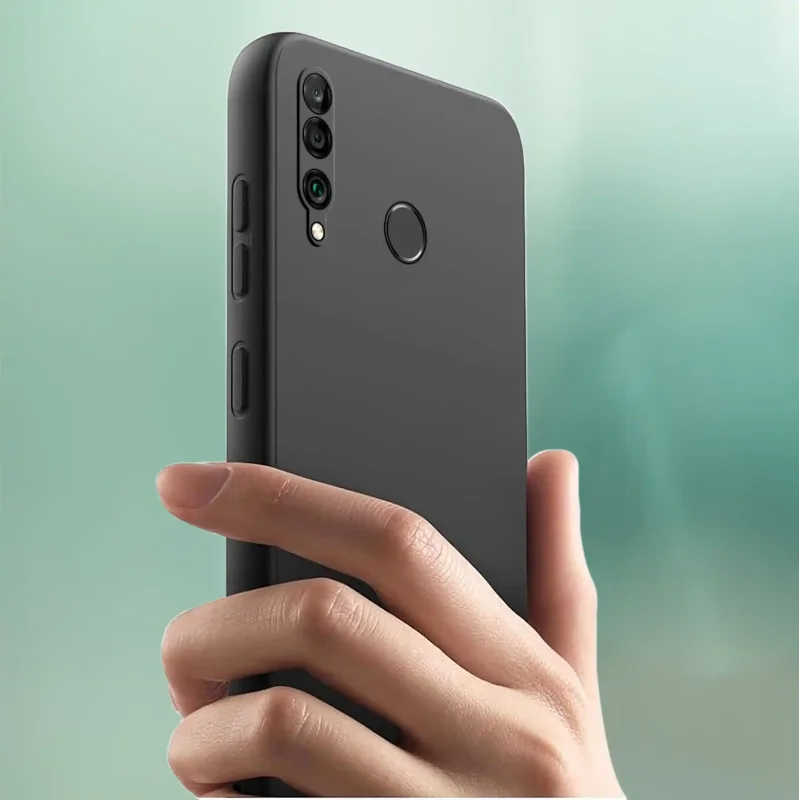 Huawei P30 Lite w matowym etui silikonowym: elegancki wygląd smartfona w dłoni