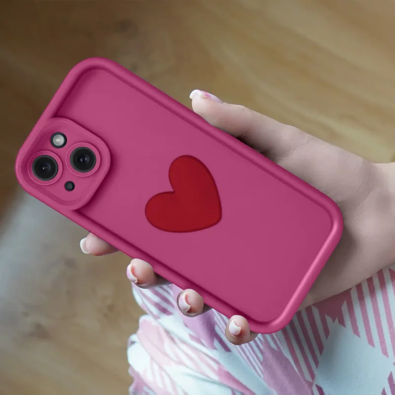 Etui do Iphone 15 silikonowe serce różowe ze szkłem trzymane w dłoni