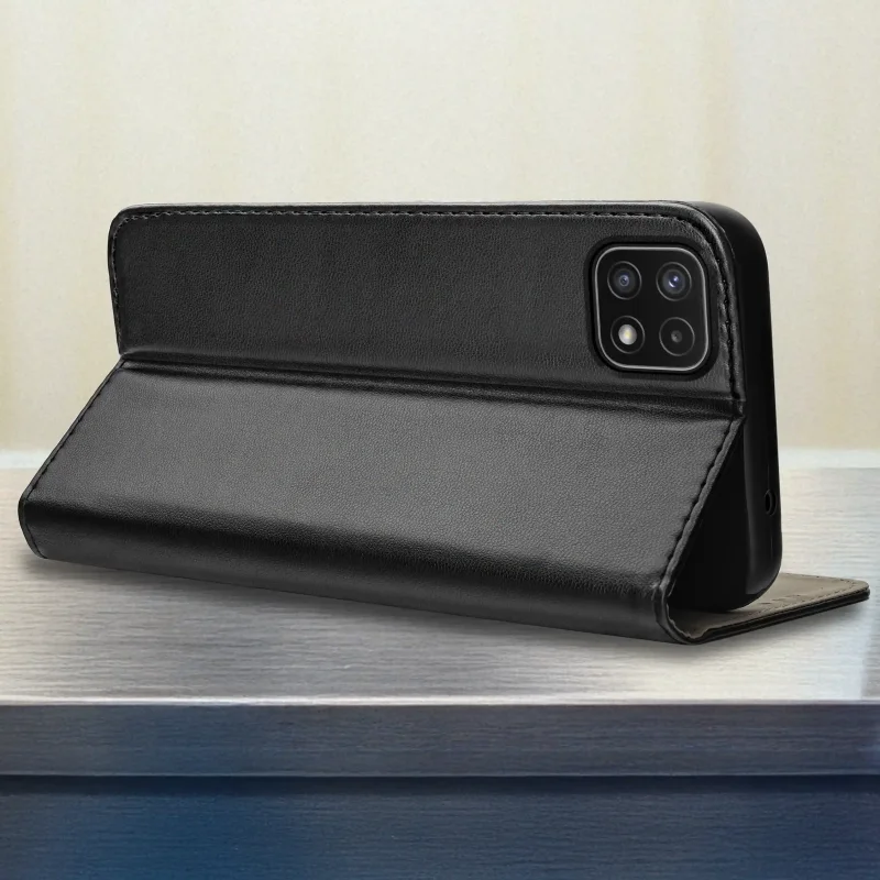 Etui magnetyczne czarne do Samsung Galaxy A22 5G w pozycji stojaka, prezentujące możliwość komfortowego korzystania z multimediów bez trzymania telefonu
