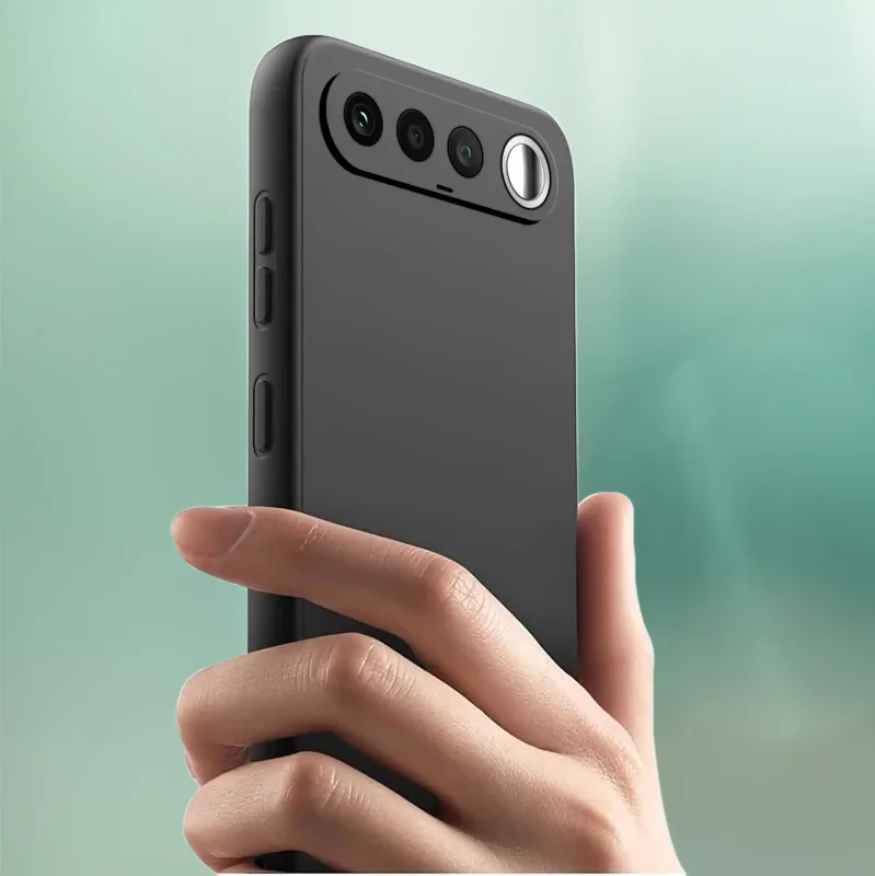 Realme 16 5G w matowym etui silikonowym: elegancki wygląd smartfona w dłoni