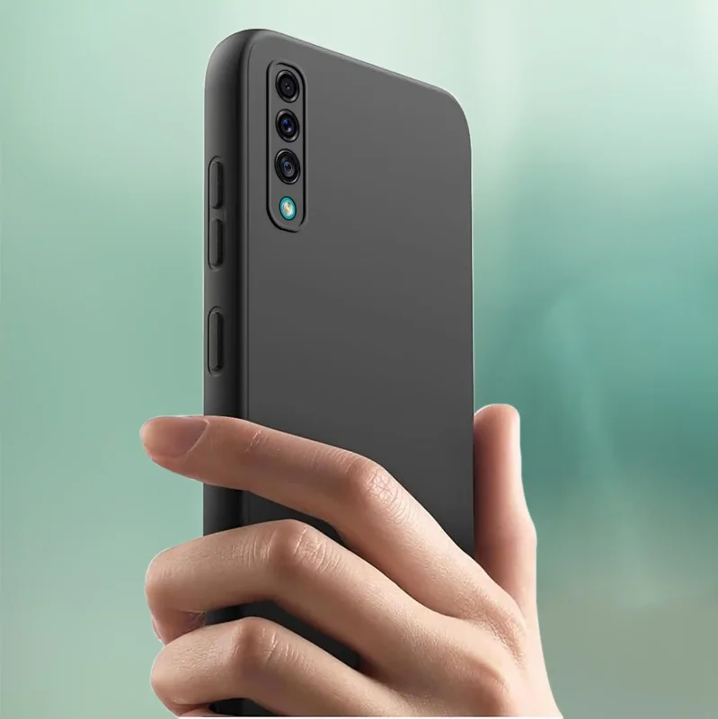 Samsung Galaxy A50 / A30s w matowym etui silikonowym: elegancki wygląd smartfona w dłoni