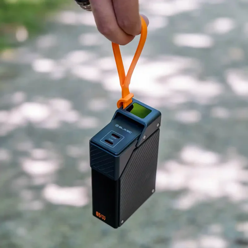 Powerbank BLAVEC 20000 mAh USB-C PD 65W używany w podróży – szybkie ładowanie telefonu poza domem