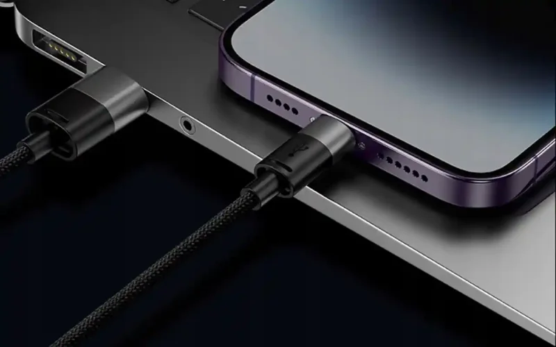 Kabel Baseus StarSpeed z końcówką Lightning podłączony do telefonu i laptopa