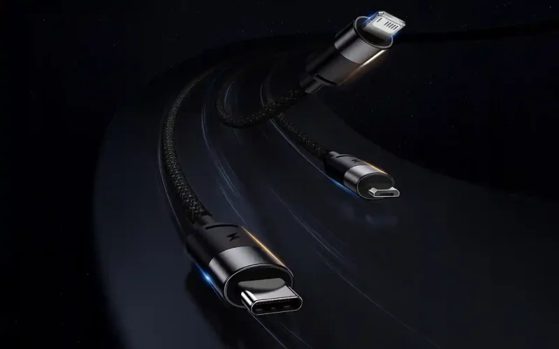 Trzy końcówki Lightning USB-C i Micro USB kabla Baseus StarSpeed na ciemnym tle