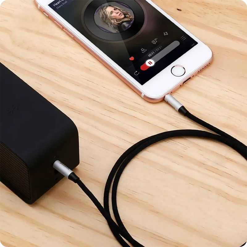 Kabel Baseus Yiven M30 mini jack 3,5 mm podłączony do telefonu i głośnika