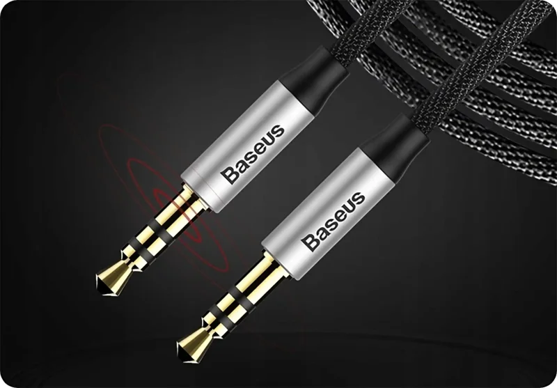Pozłacane wtyczki mini jack 3,5 mm kabla Baseus Yiven M30 na ciemnym tle