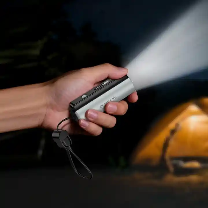 Powerbank Borofone BJ87 Star 5000 mAh z włączoną latarką trzymany w dłoni