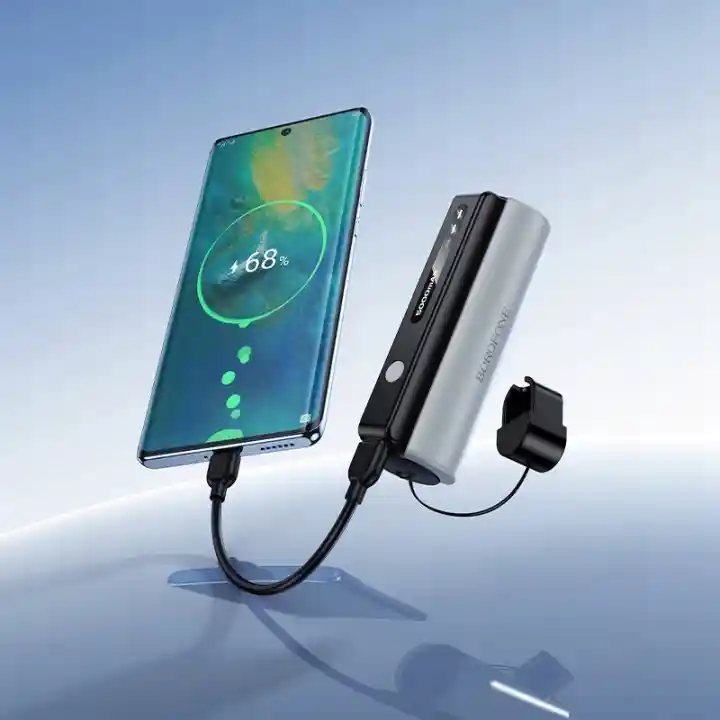Powerbank Borofone BJ87 Star 5000 mAh USB-C podczas ładowania smartfona