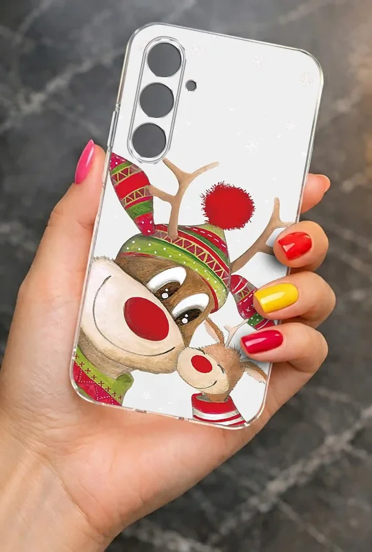 Etui do Samsung Galaxy A27 5G z zimowym motywem reniferów w czerwono-zielonych czapkach, trzymane w dłoni