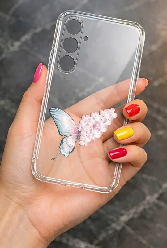 Wiosenne etui do Samsung Galaxy A27 5G z motylem i pastelowymi kwiatami, trzymane w dłoni
