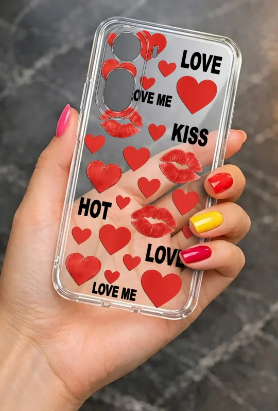 Przezroczyste etui do Xiaomi Redmi A7 Pro z walentynkowym wzorem serc, ust i napisów LOVE trzymane w dłoni