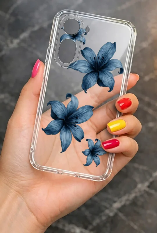 Przezroczyste etui do Xiaomi Redmi A7 Pro z wiosennym motywem niebieskich kwiatów prezentowane w dłoni