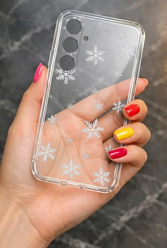 Przezroczyste etui do Samsung Galaxy A37 5G z motywem białych śnieżynek prezentowane w dłoni