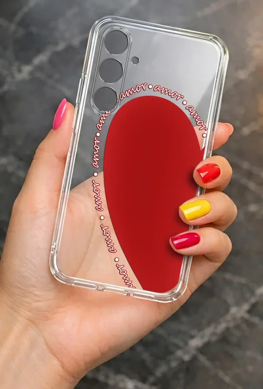 Przezroczyste etui walentynkowe do Samsung Galaxy A37 5G z czerwonym sercem i napisem amor prezentowane w dłoni