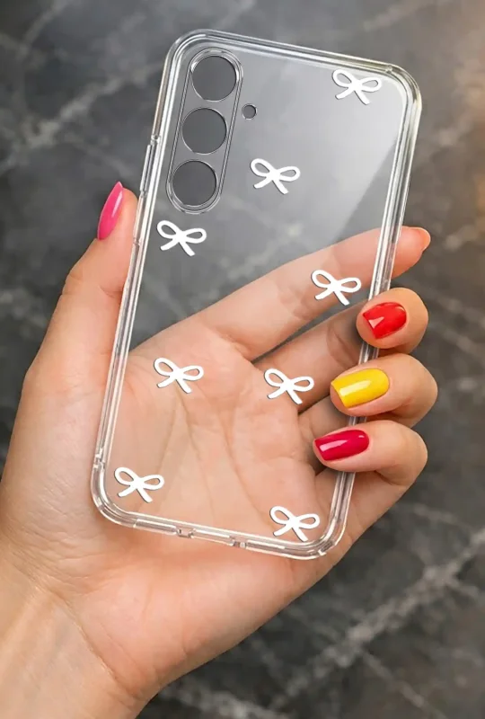 Przezroczyste etui do Samsung Galaxy A37 5G z białymi kokardkami prezentowane w dłoni