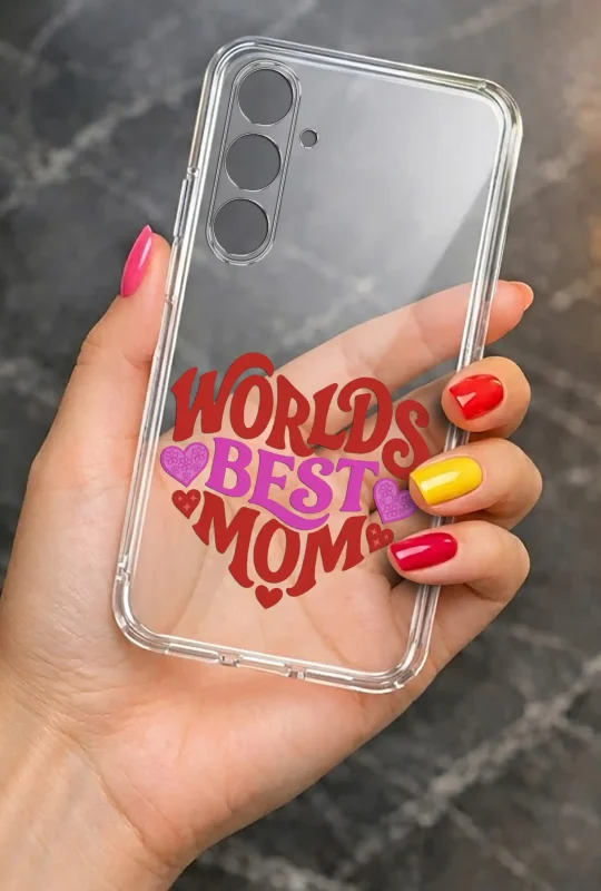 Przezroczyste etui dla Mamy do Samsung Galaxy A37 5G z napisem World’s Best Mom prezentowane w dłoni