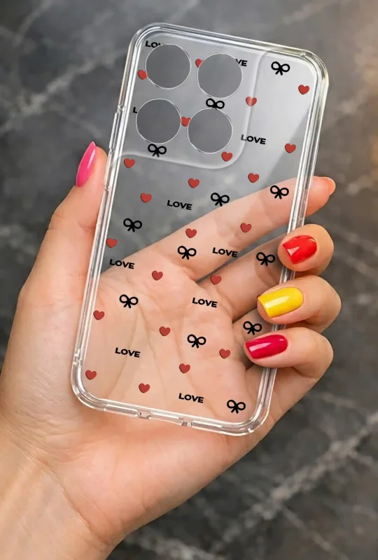 Przezroczyste etui do Motorola Moto G37 z walentynkowym wzorem serc, kokardek i napisów LOVE prezentowane w dłoni