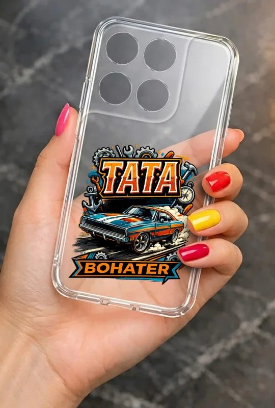 Wzór Tata Bohater na przezroczystym etui do Motorola Moto G37 prezentowany w dłoni, z widocznym kolorowym nadrukiem