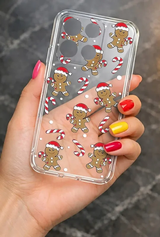 Świąteczny wzór z piernikami na przezroczystym etui do Motorola Moto G15 / G17 / Power prezentowanym w dłoni