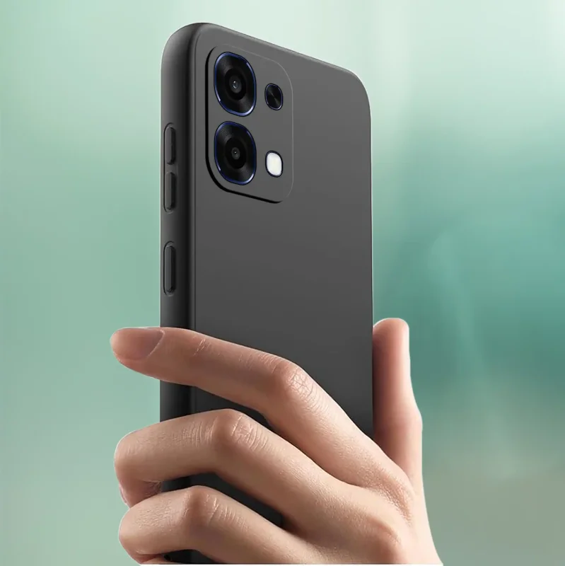 Oppo A6 Pro 5G w matowym etui silikonowym: elegancki wygląd smartfona w dłoni