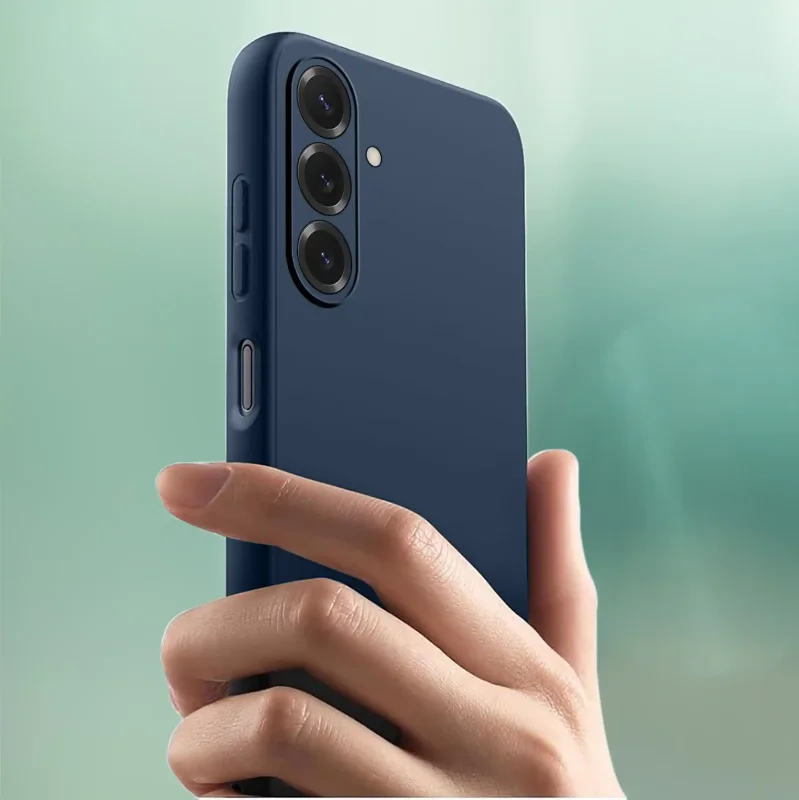 Samsung Galaxy A27 5G w matowym etui silikonowym: elegancki wygląd smartfona w dłoni, kolor granatowy