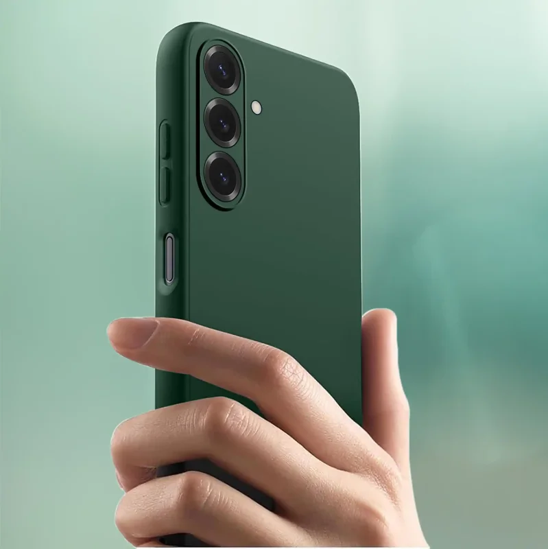 Samsung Galaxy A27 5G w matowym etui silikonowym: elegancki wygląd smartfona w dłoni, kolor zielony