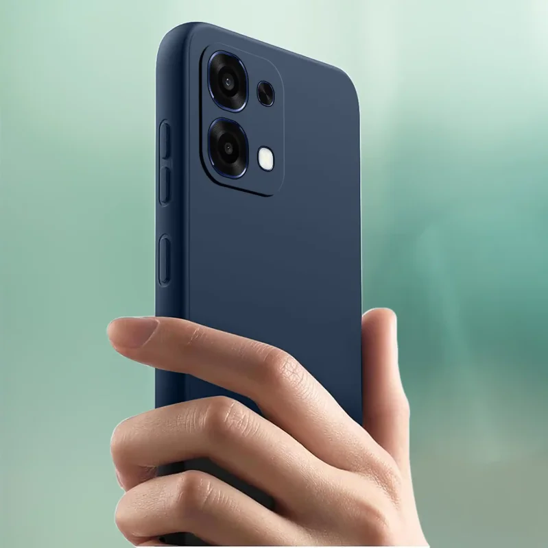 Oppo A6 Pro 5G w matowym etui silikonowym: elegancki wygląd smartfona w dłoni, kolor granatowy