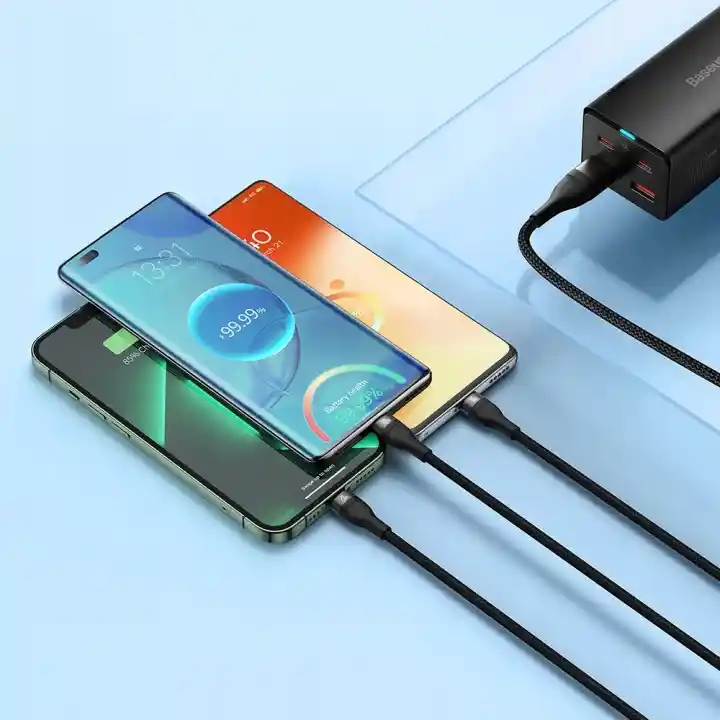 Kabel Baseus 3w1 podczas jednoczesnego ładowania trzech urządzeń mobilnych