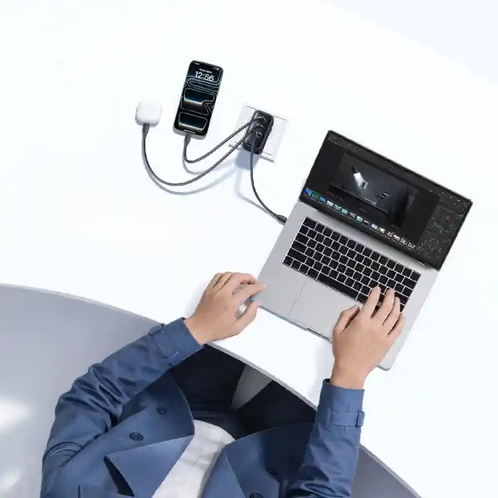 Ładowarka Baseus GaN 100W podczas jednoczesnego ładowania laptopa, smartfona i akcesoriów