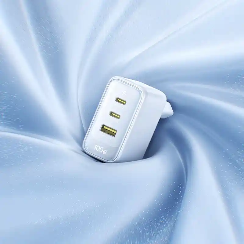 Biała ładowarka Baseus EnerFill FE22 GaN 100W z trzema portami 2× USB-C i 1× USB-A