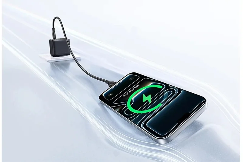 Ładowarka Baseus GaN 70W podczas szybkiego ładowania smartfona przez przewód USB-C