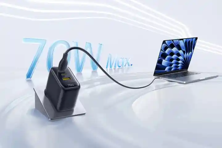 Ładowarka Baseus EnerFill FE22 GaN 70W podczas ładowania laptopa przez port USB-C