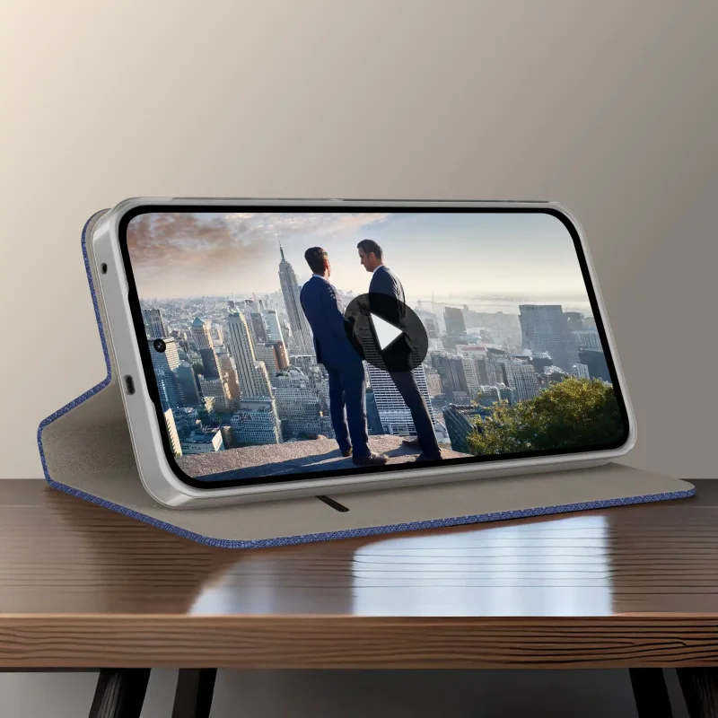 Granatowe etui do Realme 14T 5G ustawione jako stojak do oglądania filmów