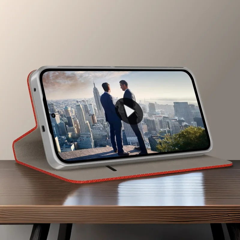 Czerwone etui do Realme 14T 5G ustawione jako stojak do oglądania filmów