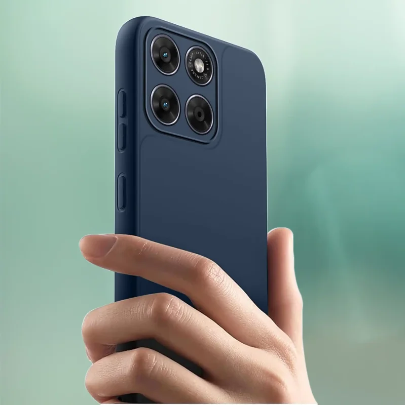 Granatowe matowe etui do Motorola Moto G67 5G / G77 5G pokazane w dłoni