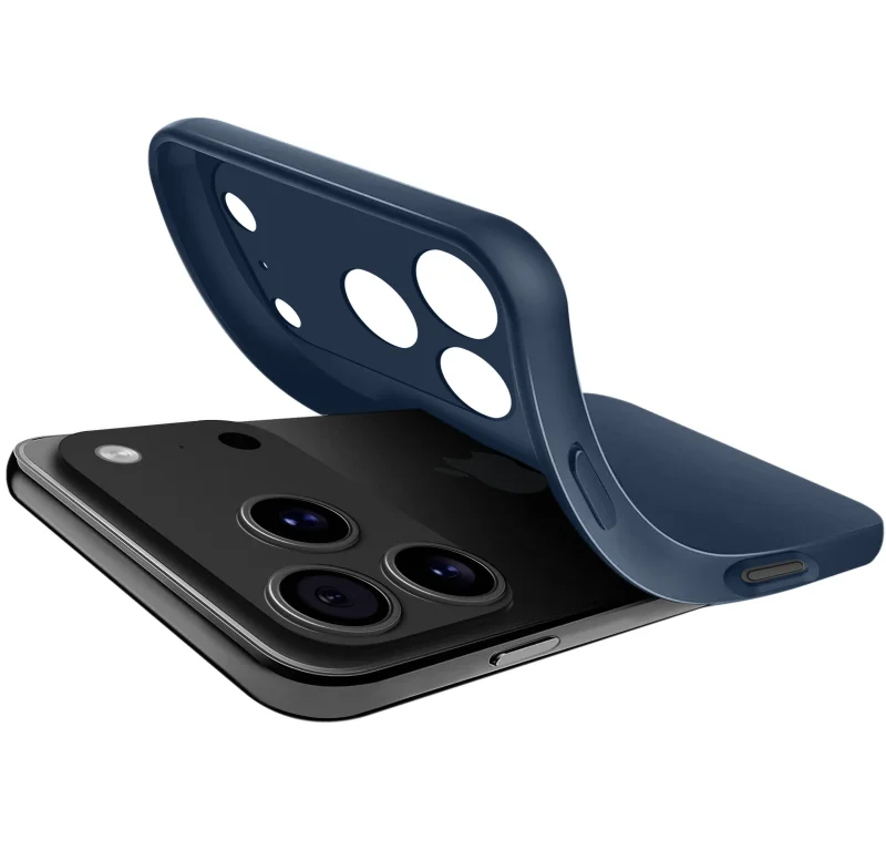 Granatowe matowe etui do iPhone 17 Pro / 18 Pro pokazane podczas zakładania na telefon, z osłoną wyspy aparatów i elastyczną konstrukcją