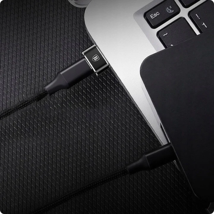 Adapter Baseus USB-A do USB-C podłączony do laptopa z przewodem USB-C