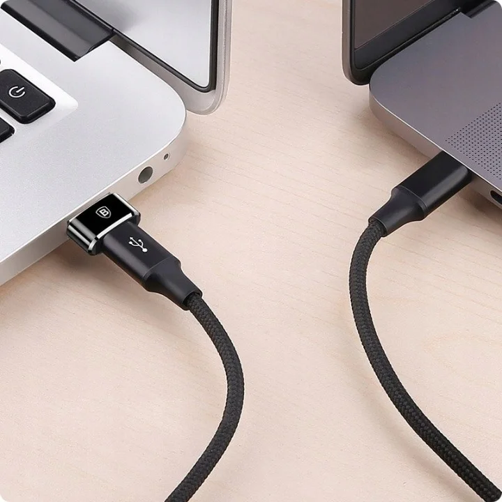 Adapter przejściówka Baseus USB-A do USB-C używany przy laptopie do podłączenia przewodu