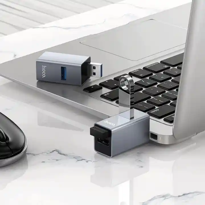 Hoco HB54 USB-A Hub 3w1 podłączony do laptopa z dodatkowymi portami USB