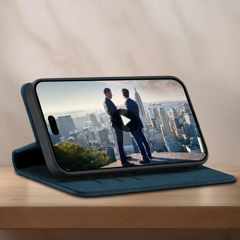 Granatowe etui z klapką do iPhone 17 Pro Max / 18 Pro Max ustawione jako stojak do oglądania filmu na telefonie