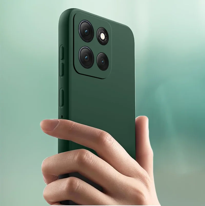 Zielone matowe etui do Motorola Moto G86 Power trzymane w dłoni widok tylnej części i aparatów