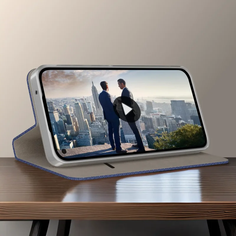 Granatowe etui do Samsung Galaxy A21s ustawione w funkcji stojaka podczas oglądania filmu
