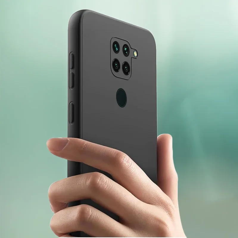 Czarne matowe etui do Xiaomi Redmi Note 9 trzymane w dłoni