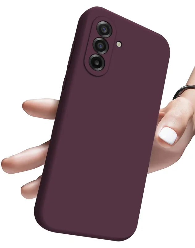 Fioletowe etui silikonowe do Samsung Galaxy A37 5G pokazane w dłoni