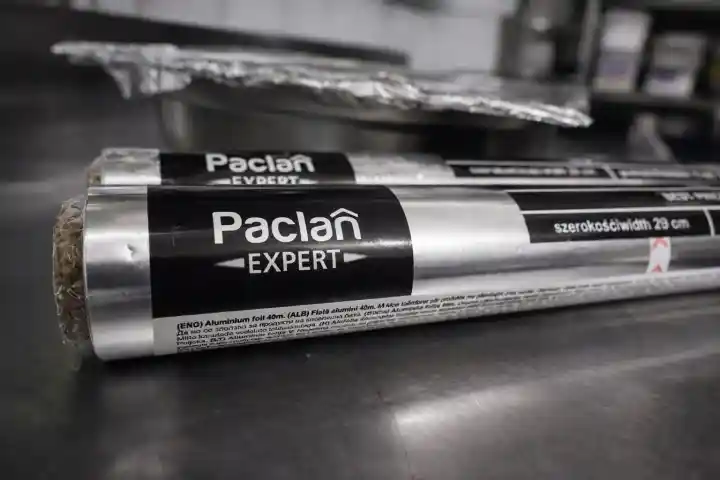 Rolki folii aluminiowej Paclan Expert Catering 40 m w kuchni gastronomicznej