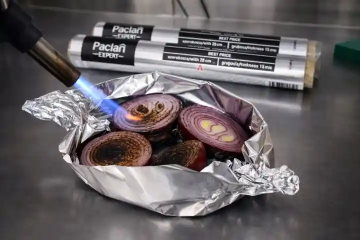 Folia aluminiowa Paclan Expert Catering używana podczas przygotowywania warzyw