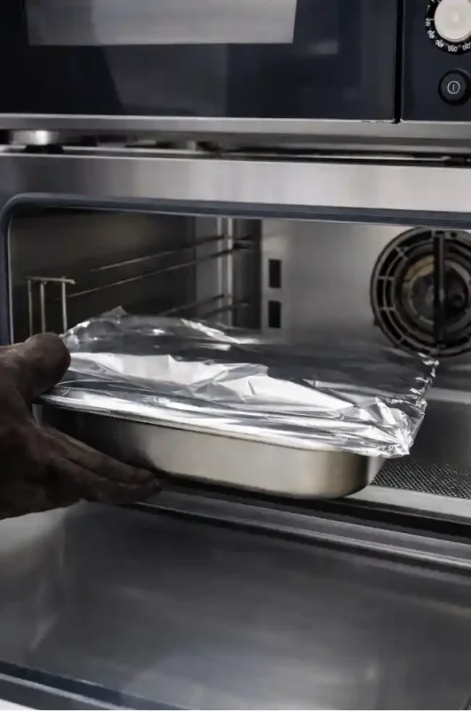 Folia aluminiowa Paclan Expert Catering używana do przykrycia naczynia przed pieczeniem