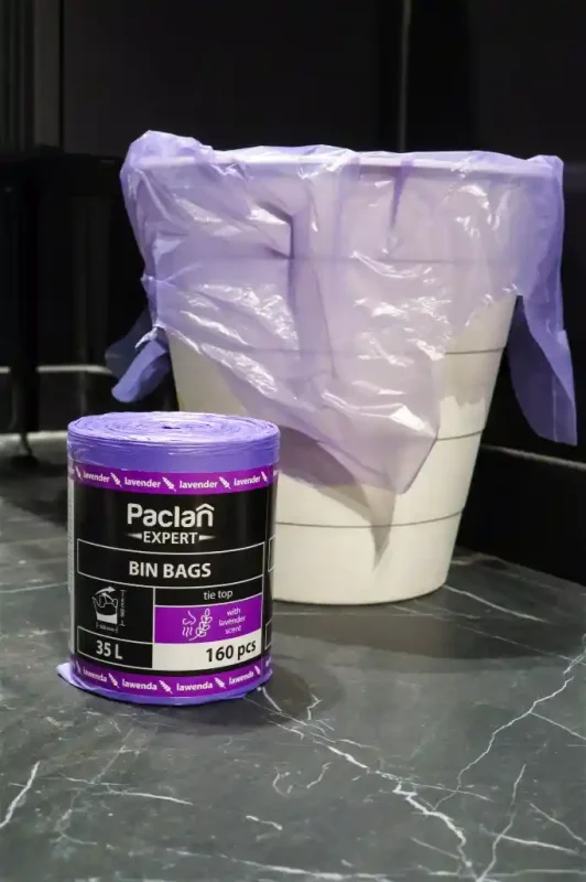 Worki Paclan Expert 35 L 160 sztuk z lawendowym zapachem obok kosza na śmieci