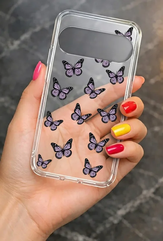 Wiosenne etui do Google Pixel 11 Pro z nadrukiem fioletowych motyli trzymane w dłoni