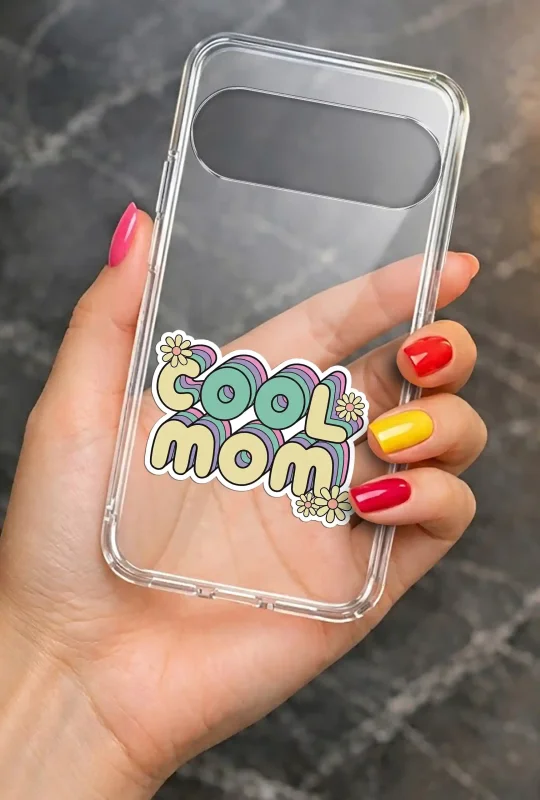 Przezroczyste etui dla Mamy do Google Pixel 11 Pro z napisem Cool Mom prezentowane w dłoni